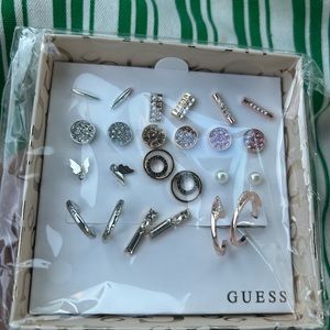 NWT  Gift set Guess earrings set